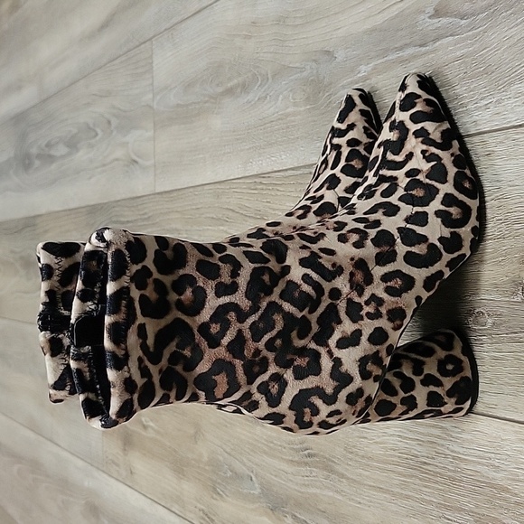 Steve Madden Size 6 1/2 Valyant Bootie in Velvet Leopard Print NEW - Picture 2 of 8